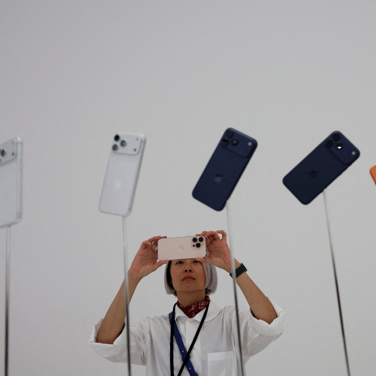 Apple holds down new iPhone prices amid threats of Trump tariffs